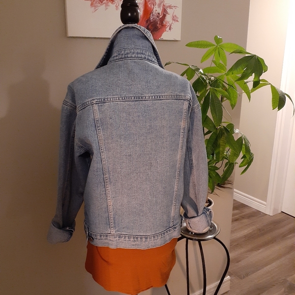 Yoga Jeans | Jude Boyfriend Vintage Wash 100% Cotton Jean Jacket Made in Canada - Picture 6 of 9